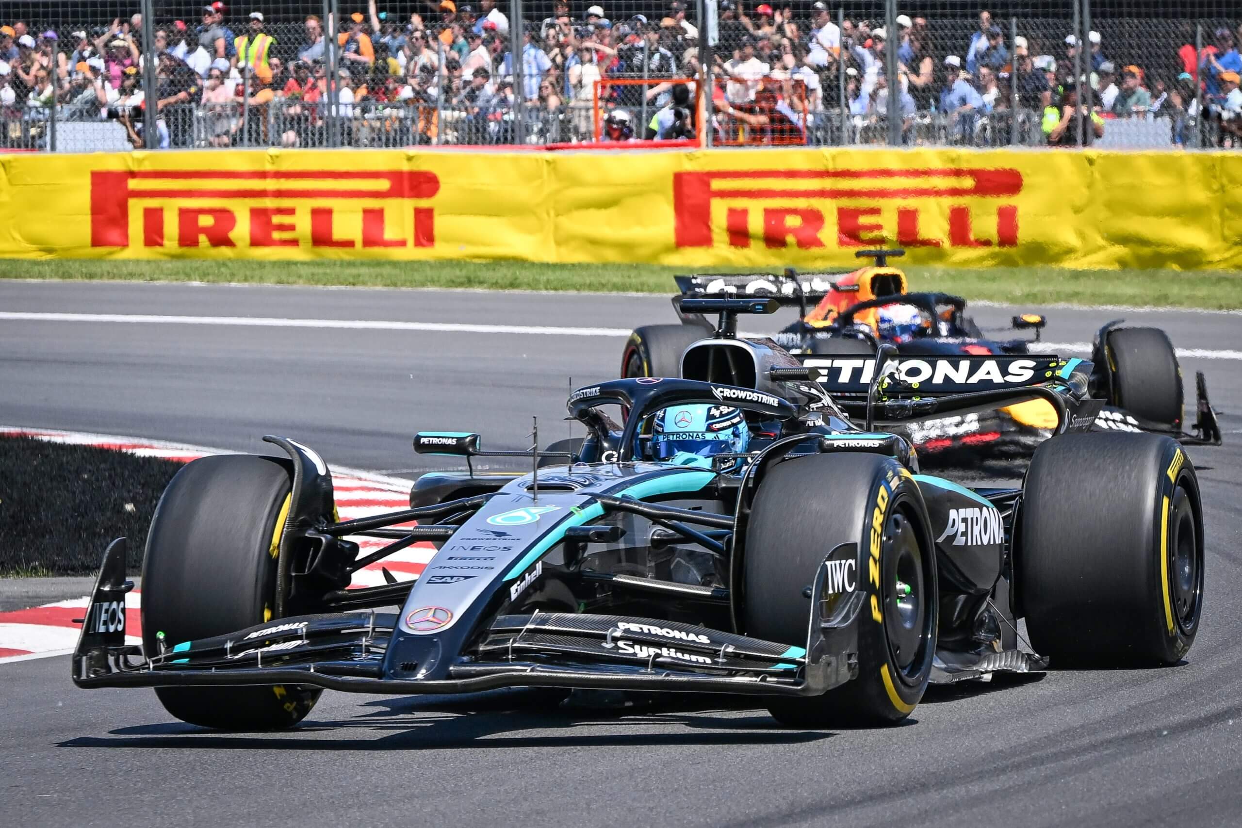 关于迈凯伦鏖战梅赛德斯，拉塞尔带队取胜的信息