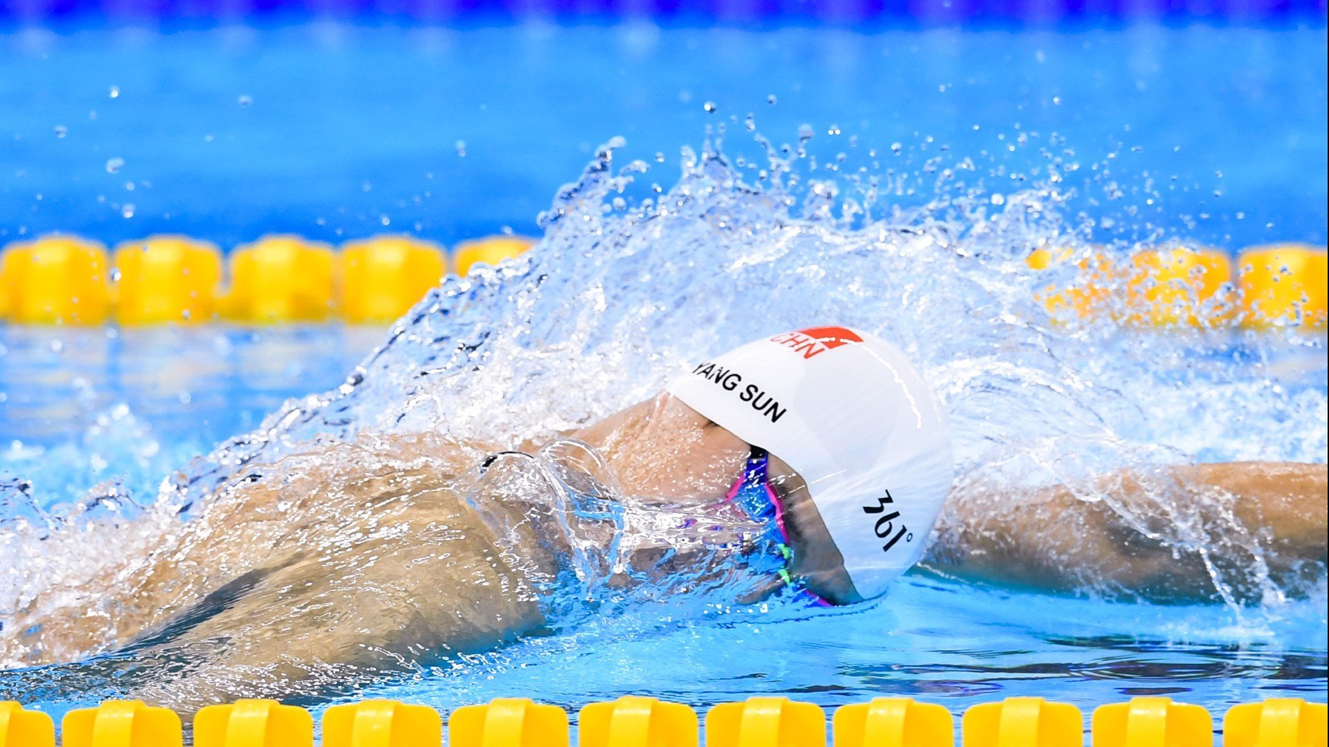 老派教科书撞碎新时代锋利,霍勒迪的沉默与国王硬仗的喧嚣